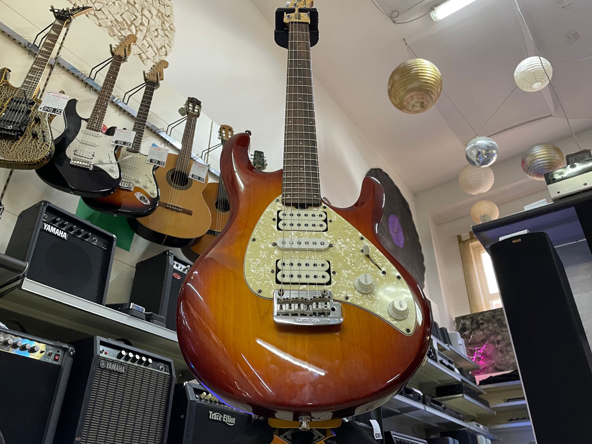 MUSIC MAN Silhouette HSH Tremolo