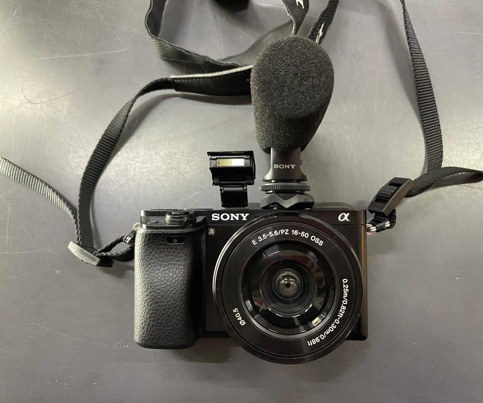 Mirrorless Sony Alpha 6000 + 16/50 + Microfono