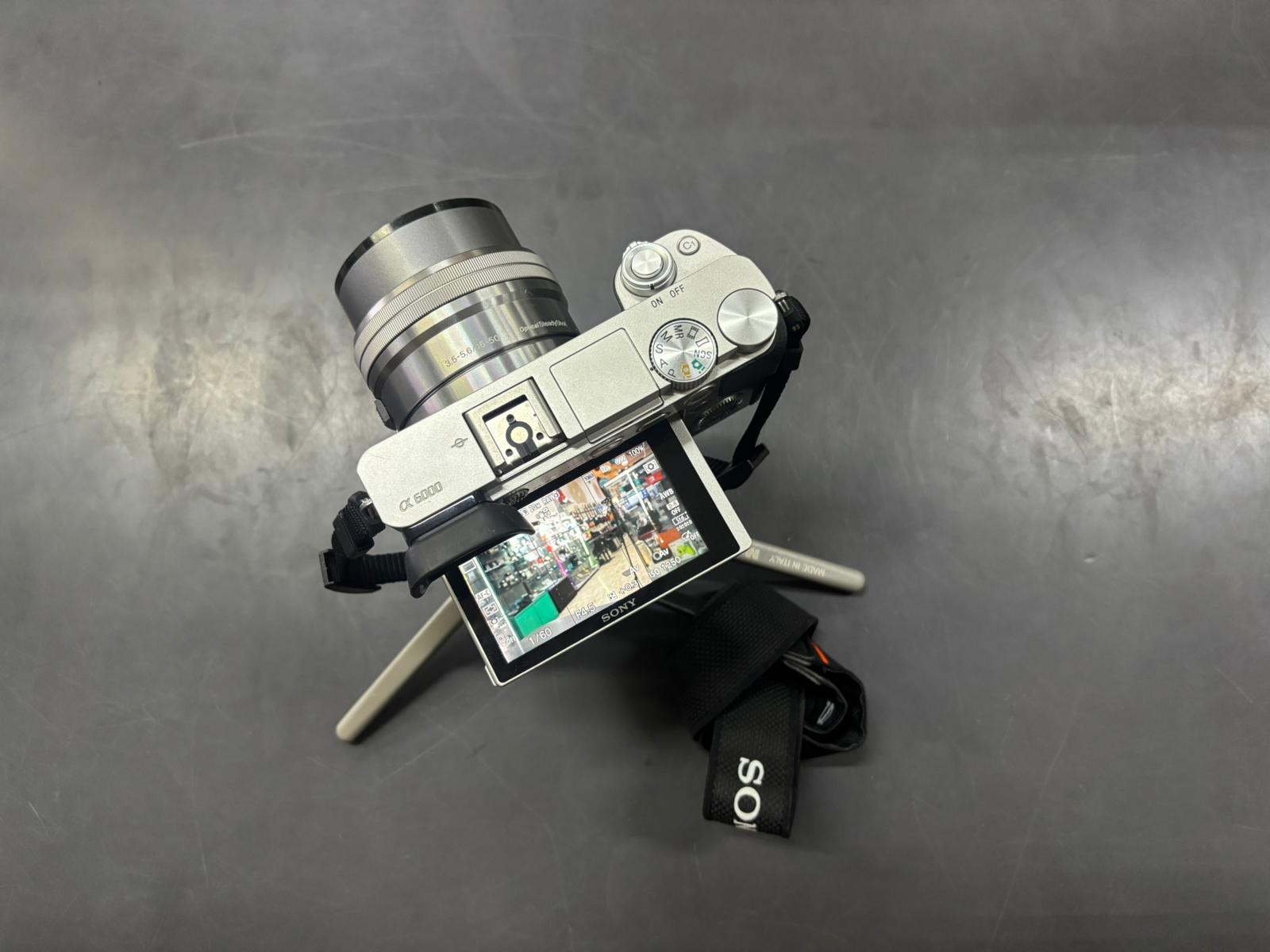 Mirrorless Sony Alpha 6000 + 16/50