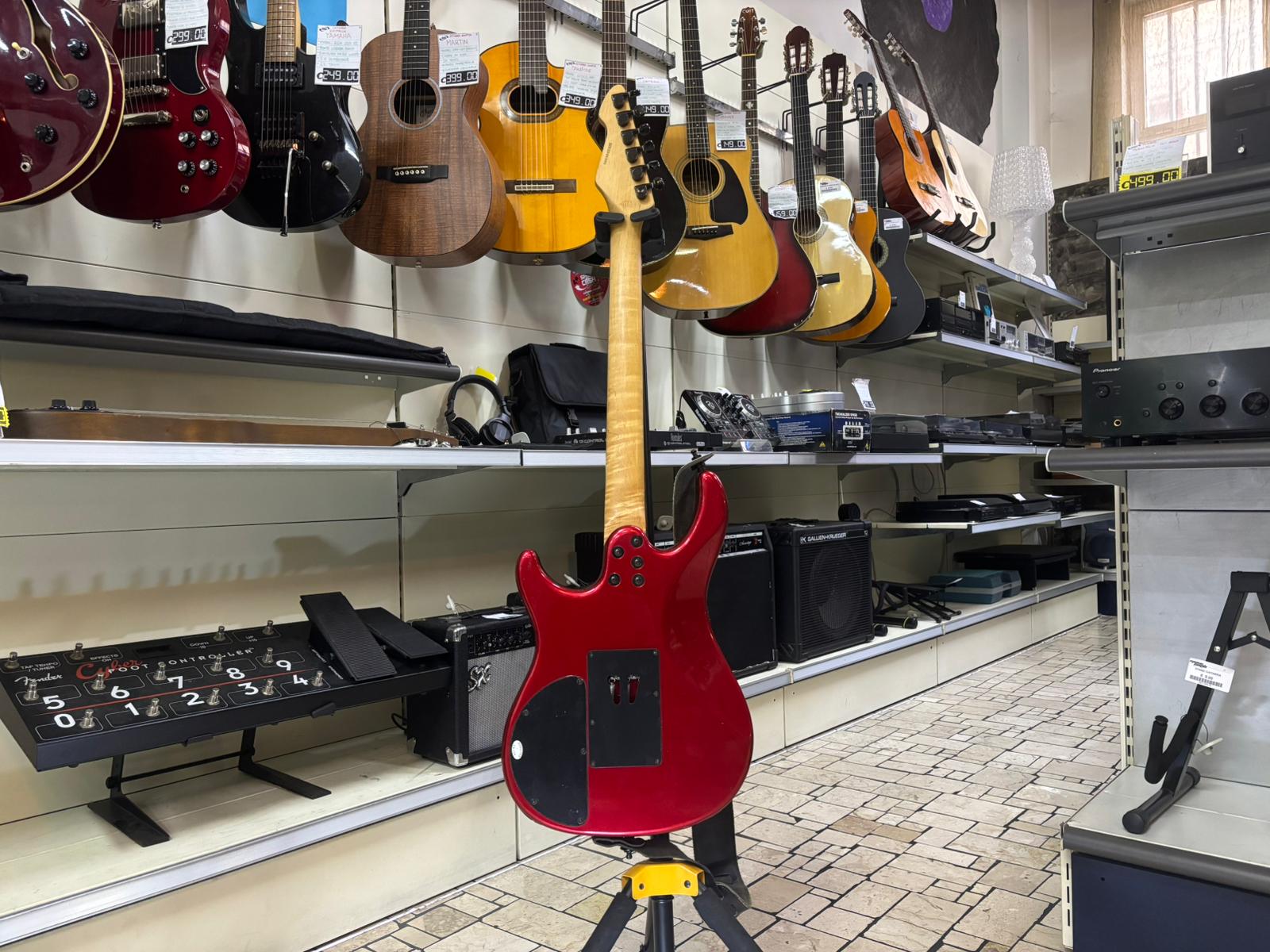 Peavey Predator Plus EXP Candy Apple Red - immagine 3