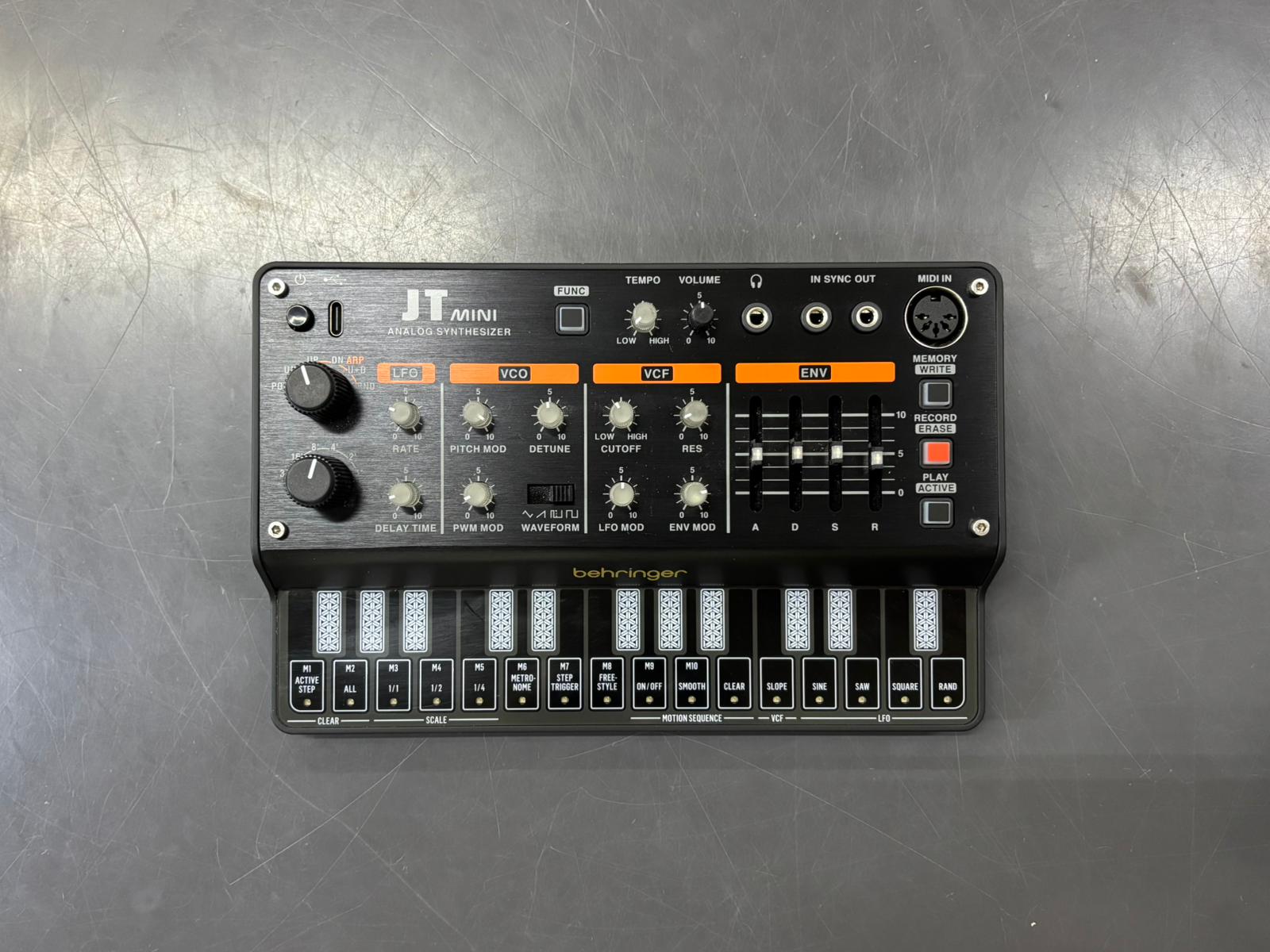 BEHRINGER JT Mini Synth