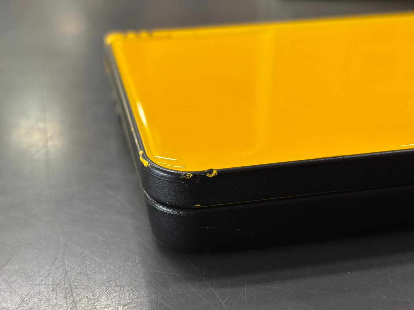 Nintendo DSi XL Giallo Boxato - immagine 3