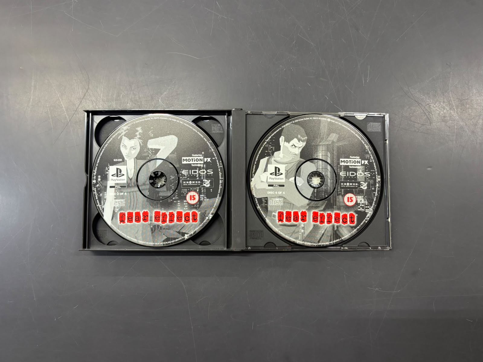 FEAR EFFECT Gioco PSX 4 Dischi - immagine 3